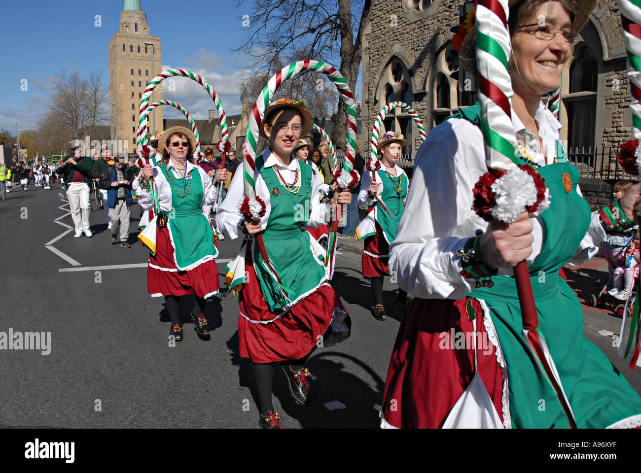 English country dancing dans les rues d'Oxford Banque D'Images