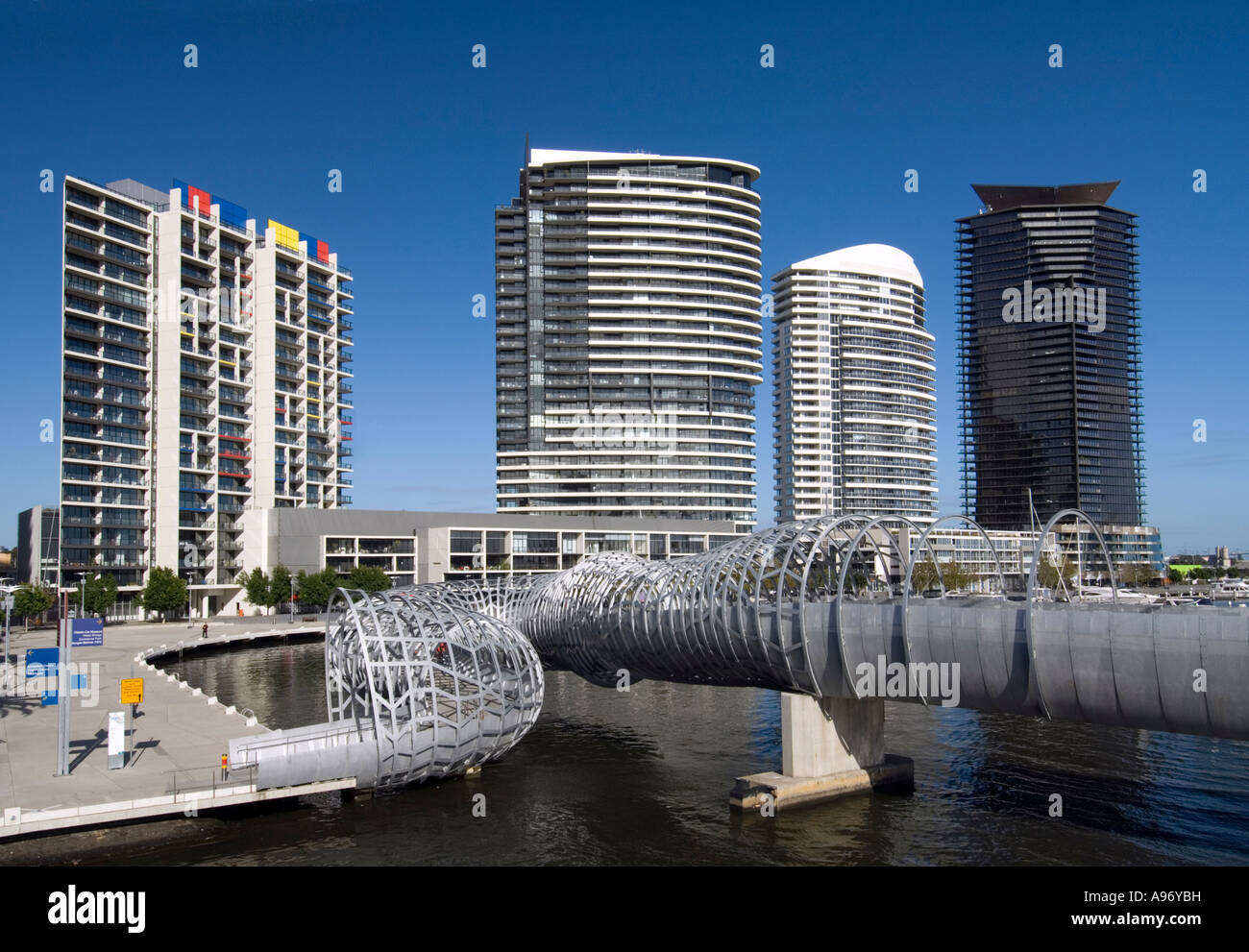 Vue sur la spectaculaire nouvel acier Webb Bridge sur la rivière Yarra dans quartier des Docklands de Melbourne en Australie Banque D'Images