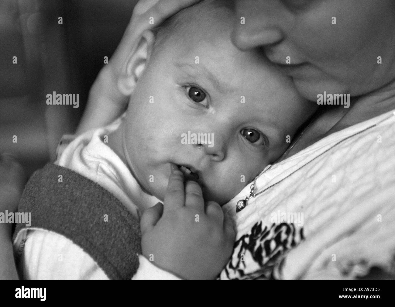 Baby Girl reposant sur la poitrine les mères Banque D'Images