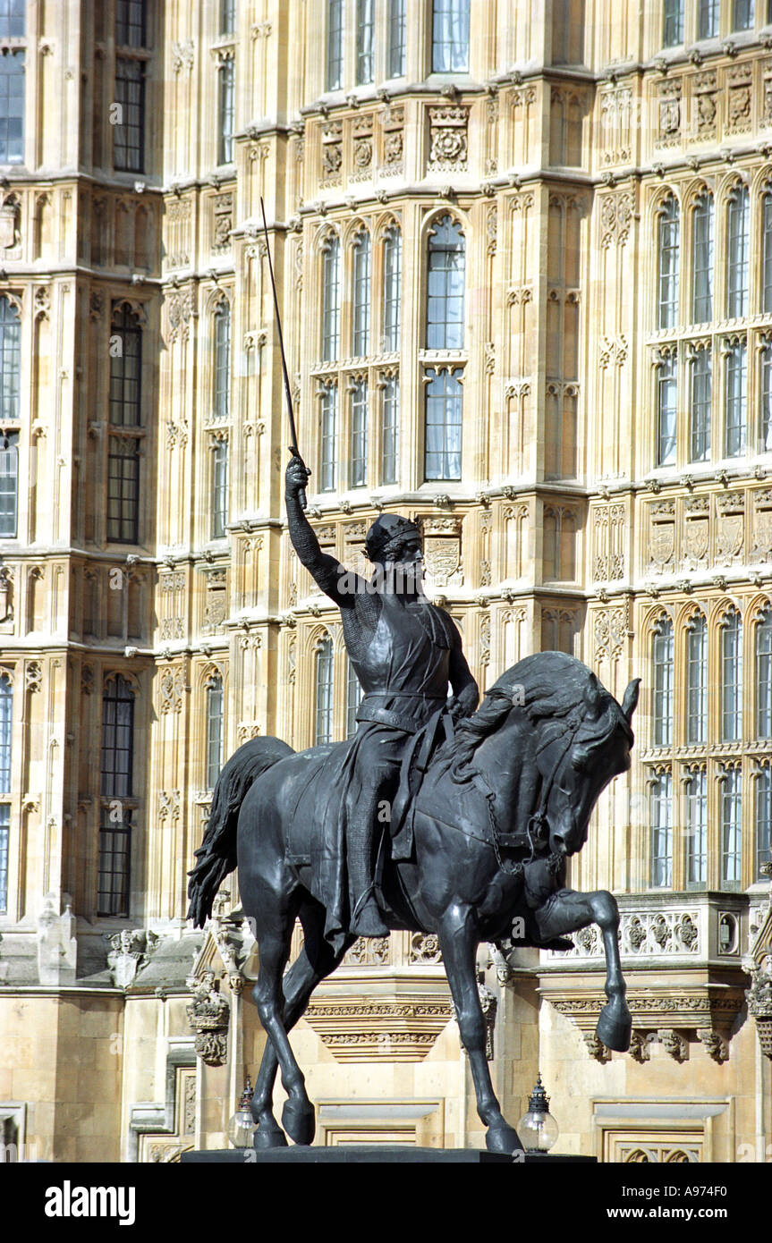Le roi Richard Coeur de Lion statue devant les Maisons du Parlement à Londres, Angleterre Banque D'Images