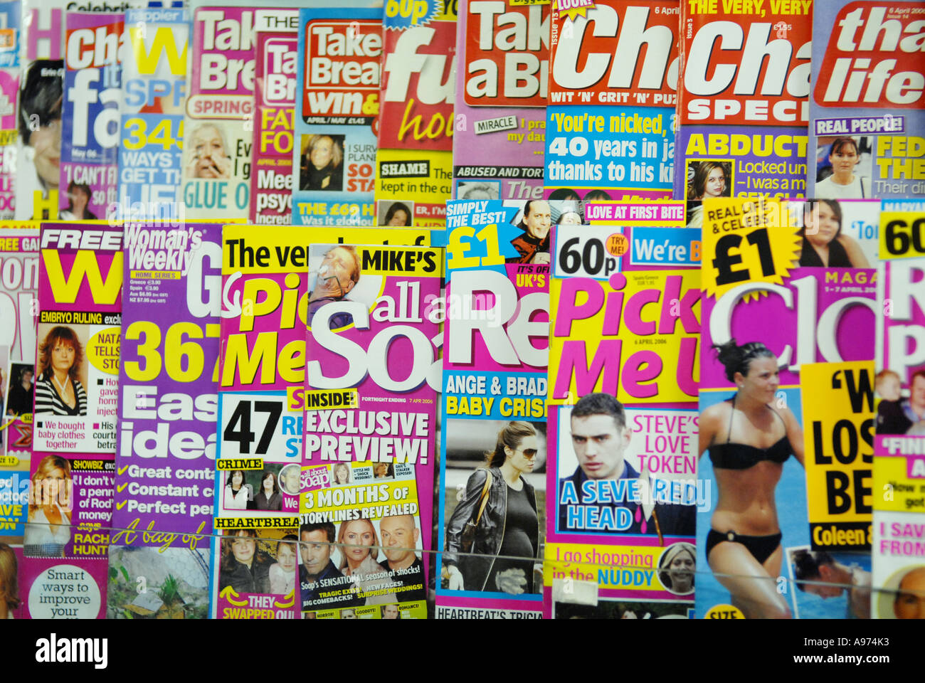 Potins des magazines dans un kiosque Banque D'Images