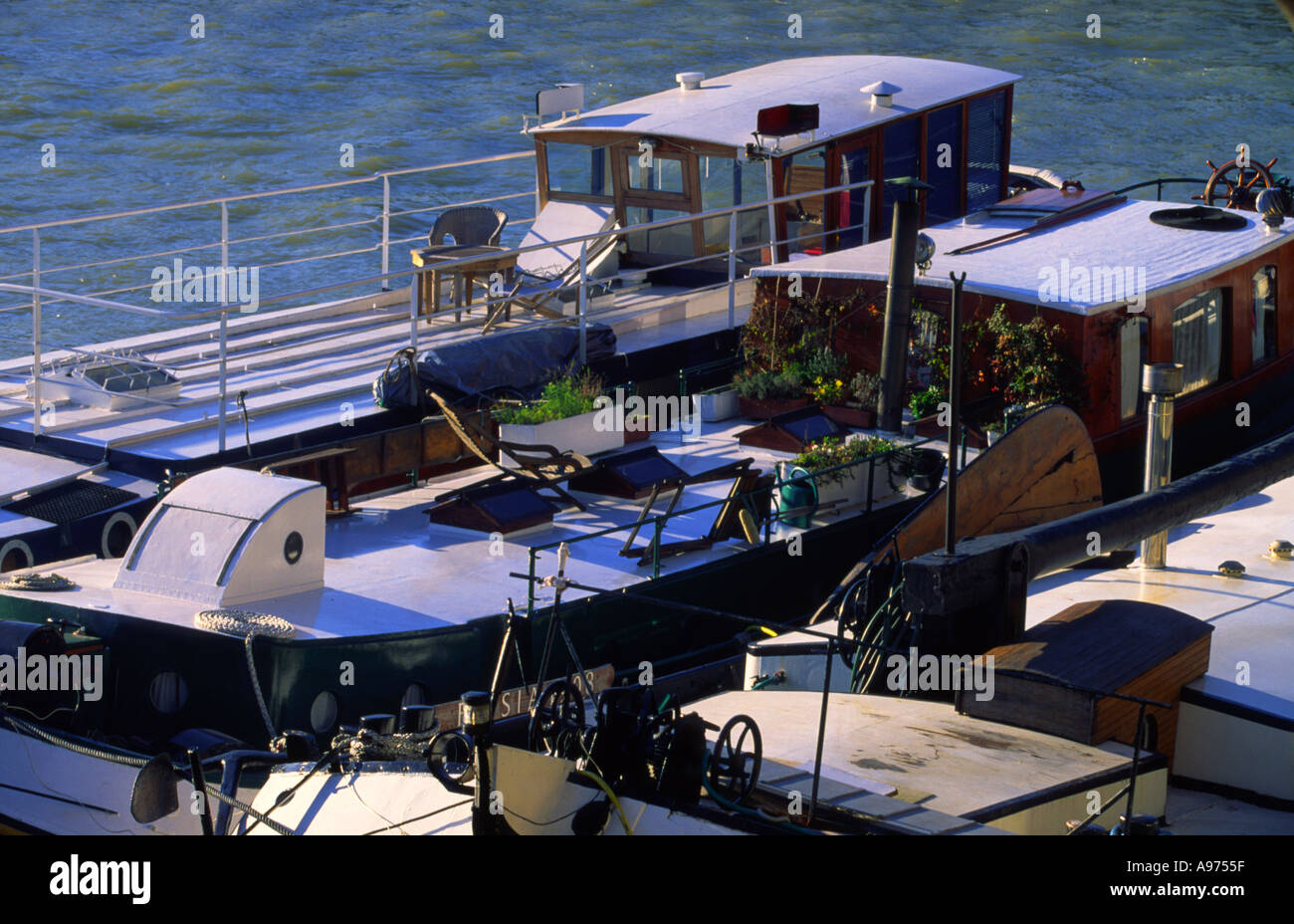 Barges attachées le long de la rive de la Seine Paris France Banque D'Images
