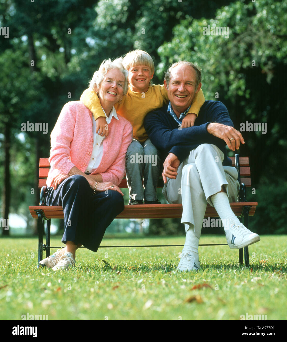 D'âge mûr avec petit-fils sur le banc en bois dans la région de park Banque D'Images