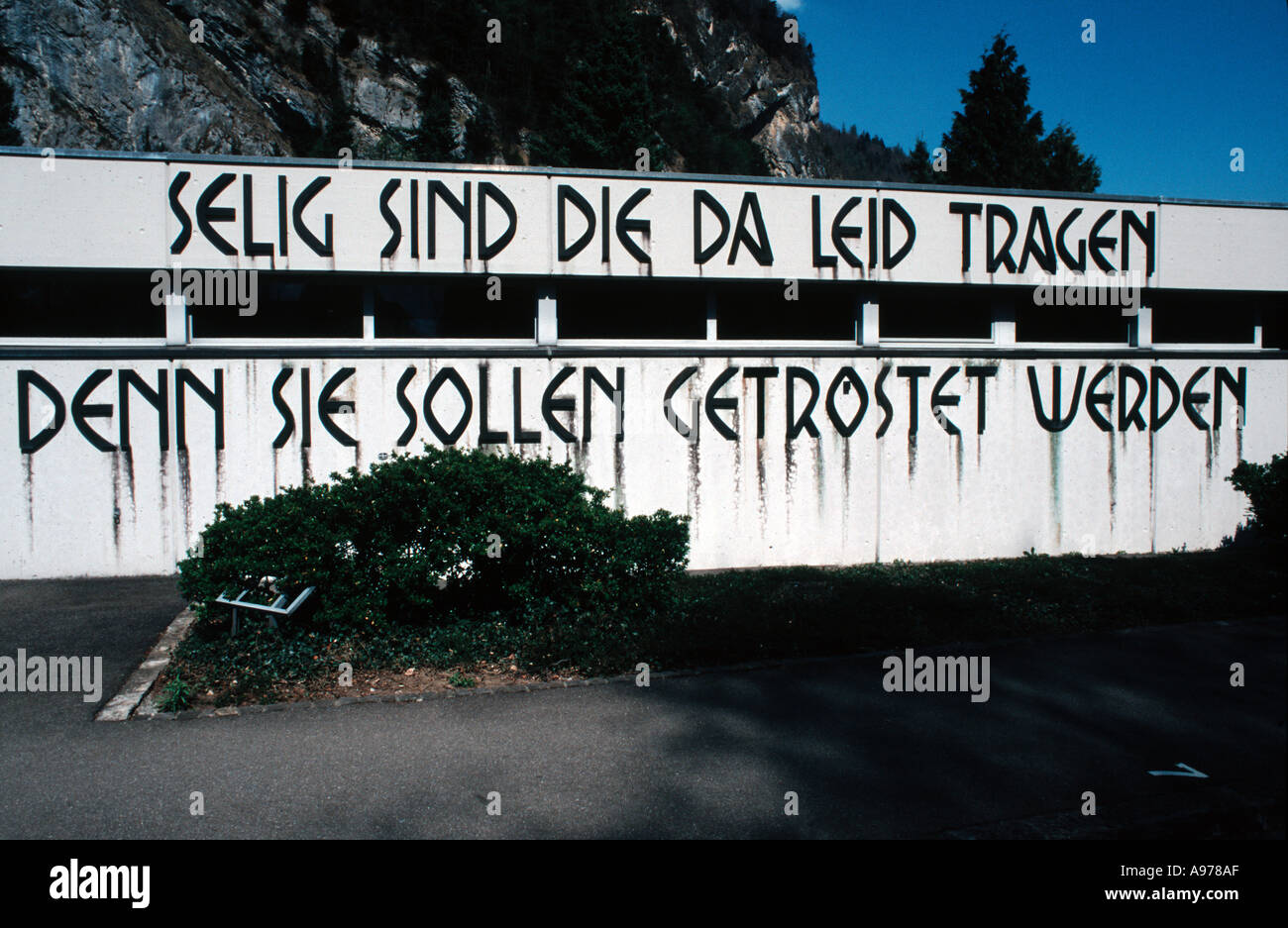 L'école à Interlaken en Suisse avec une devise en allemand peint sur le mur Banque D'Images
