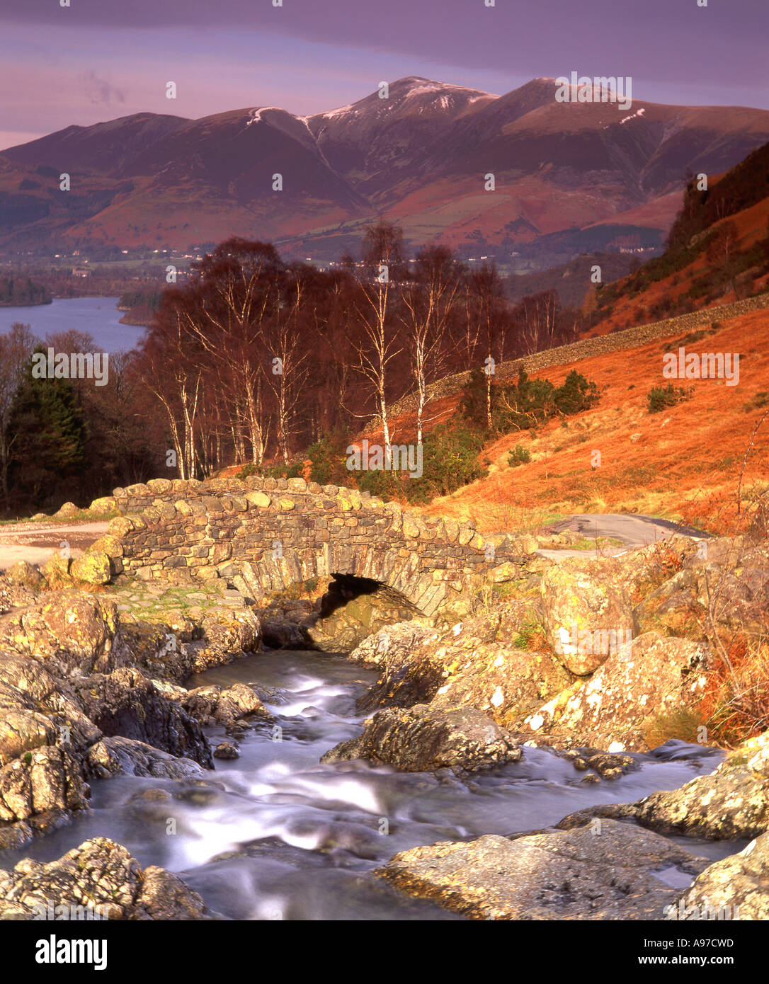 Ashness Catbells Bridge et à l'automne Près de Keswick Lake District National Park Cumbria England UK Banque D'Images