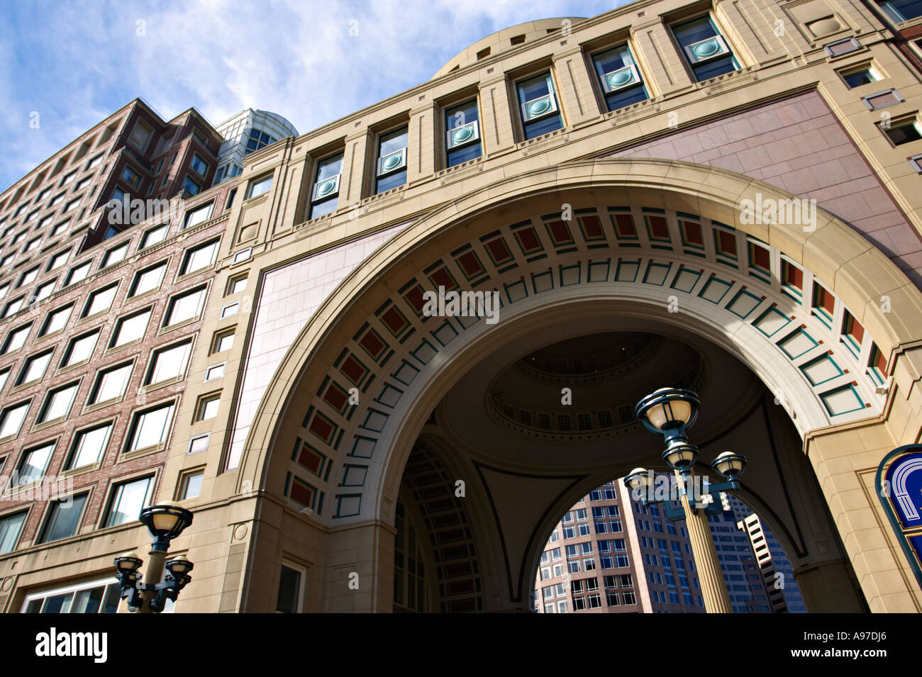 Le Massachusetts Boston Boston Harbor Hotel à Rowes Wharf arch et lampadaires Banque D'Images