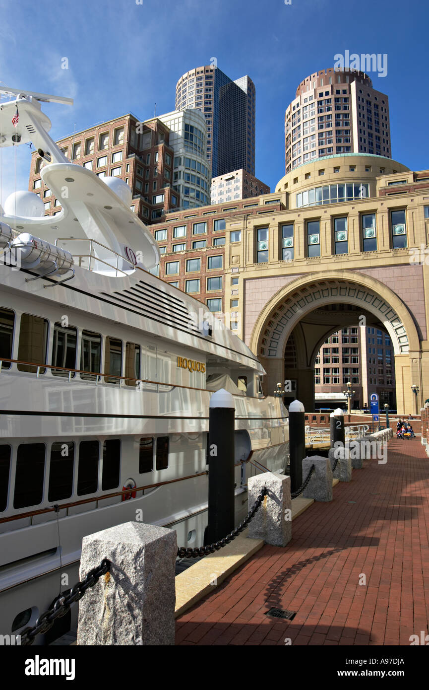 Le Massachusetts Boston Boston Harbor Hotel yacht amarré à Rowes Wharf loisirs harborwalk trottoir en brique rouge Banque D'Images