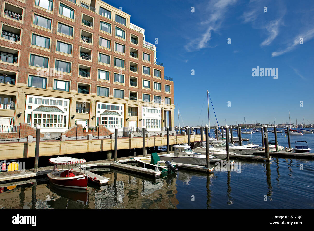 Le Massachusetts Boston Boston Harbor Hotel à Rowes Wharf boats docked loisirs harborwalk le long Banque D'Images