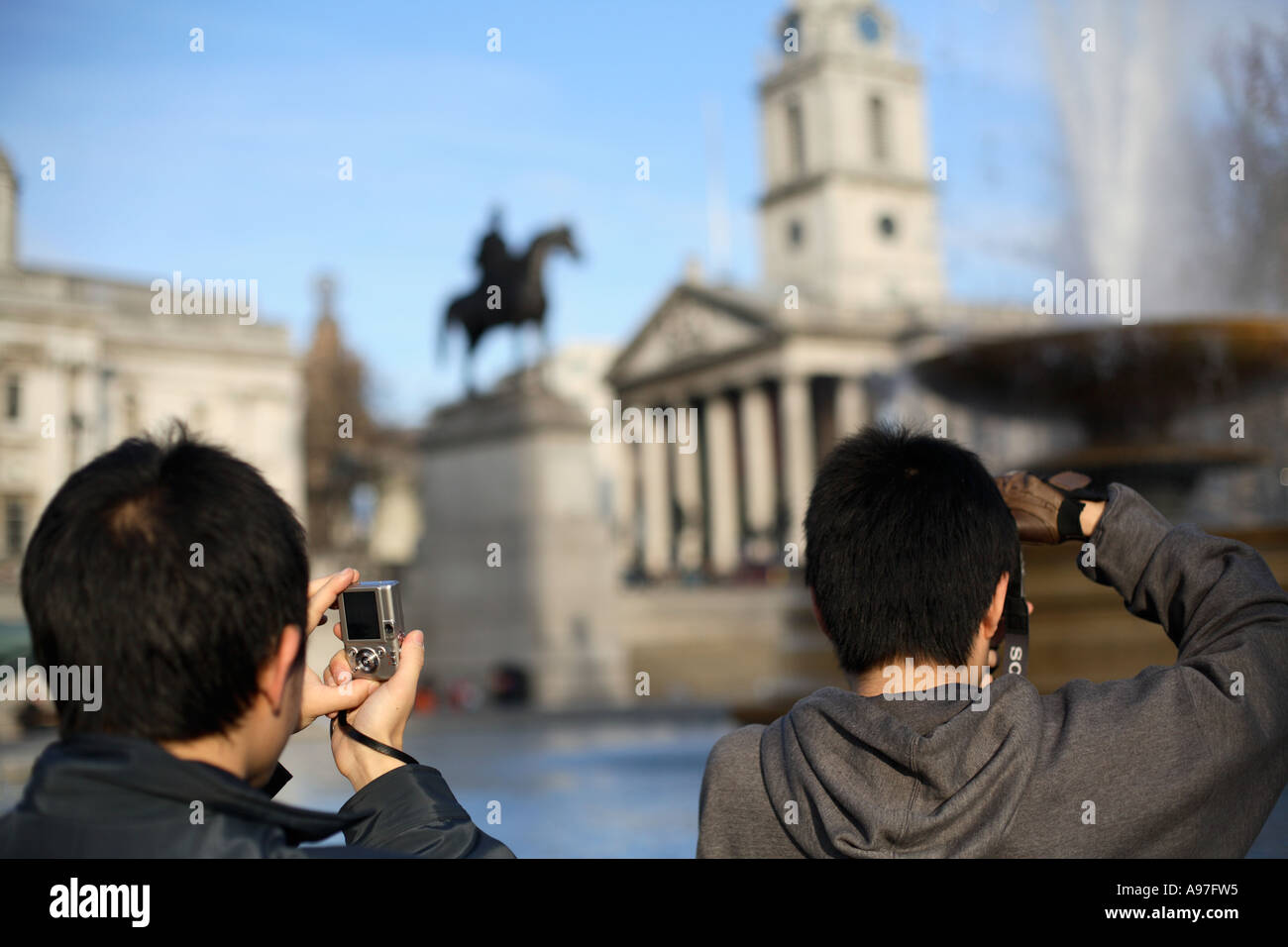 Les touristes prendre des instantanés à Trafalgar Square, Londres, Angleterre, Grande-Bretagne Banque D'Images