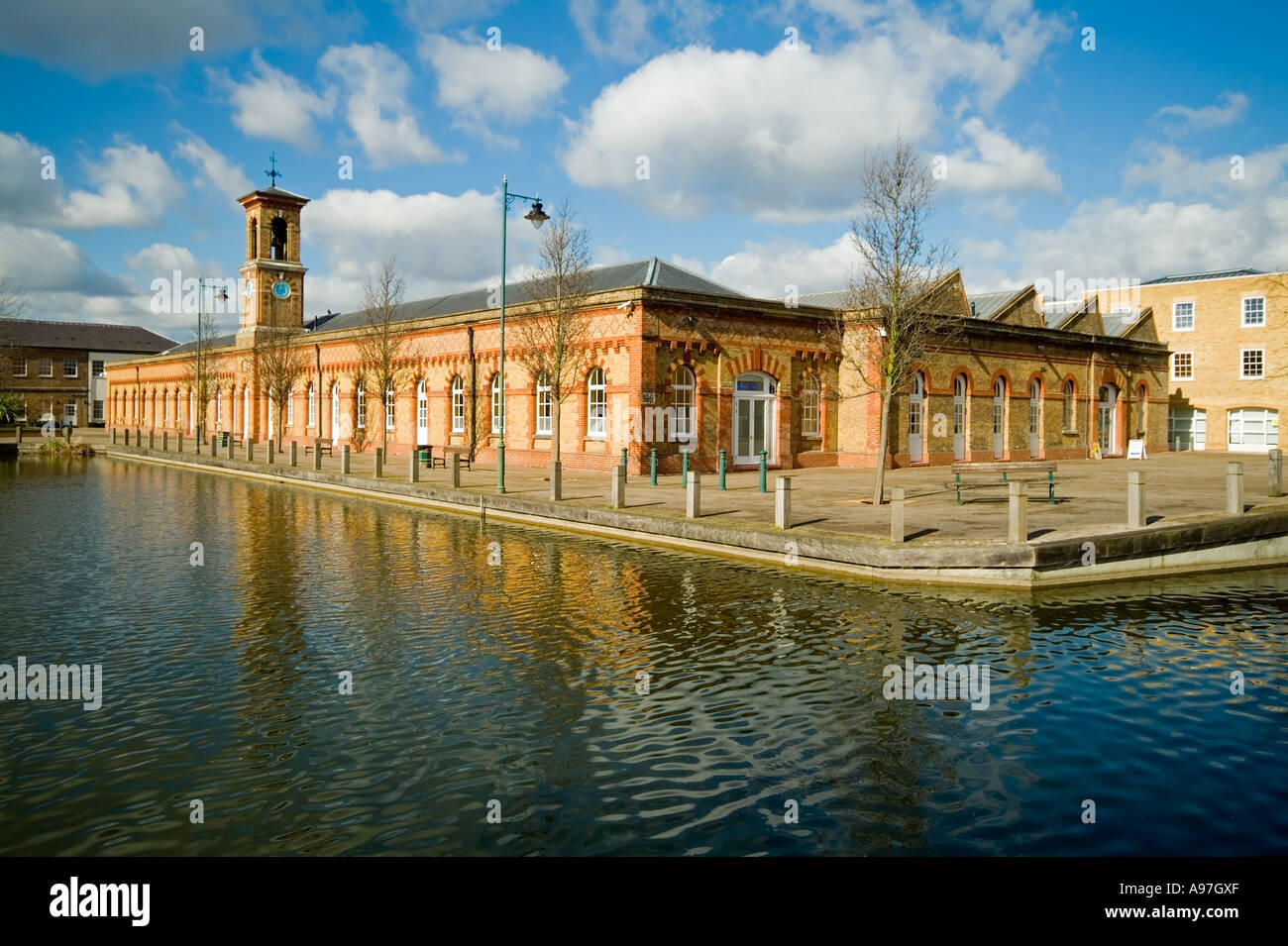 Ancienne salle des machines et la Tour de l'horloge de l'ancienne usine de petit calibre Royal Banque D'Images