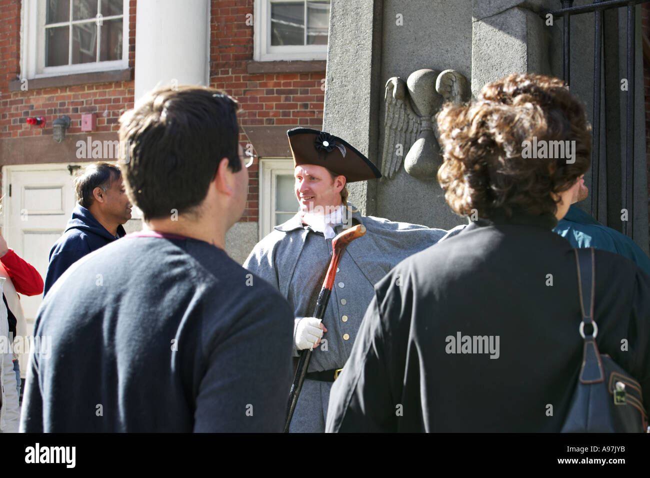 Le Massachusetts Boston guide de visite costumée parler à Park Street Church group site le long de la piste de la Liberté Banque D'Images