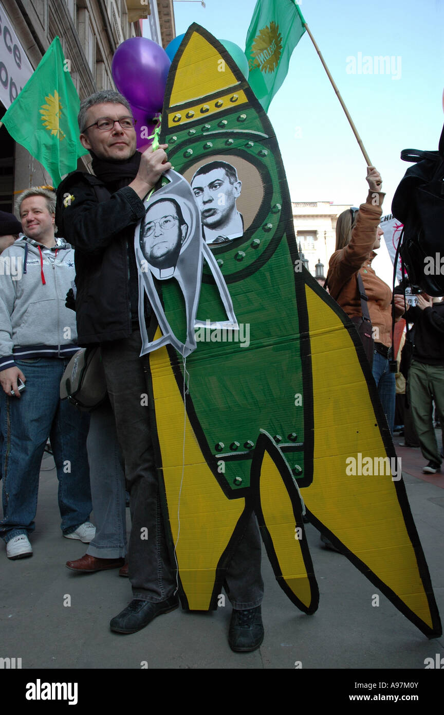 Manifestation pro-avortement à Varsovie, Pologne. Man holding paper couvre-culasse avec image Roman Giertych et preist Tadeusz Rydzyk Banque D'Images