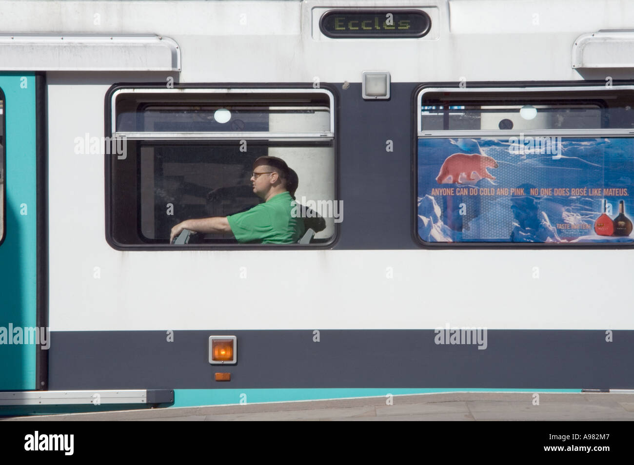 Sur l'homme du métro jusqu'à Manchester, Angleterre, RU Banque D'Images