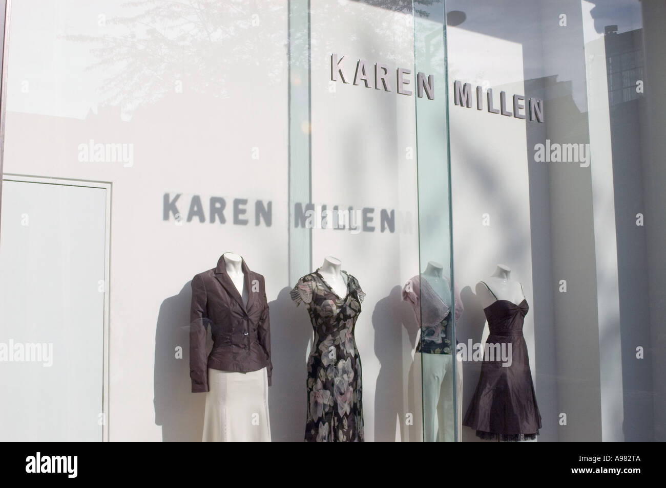 Des robes pour la vente en vitrine dans le centre-ville de Manchester en Angleterre Banque D'Images