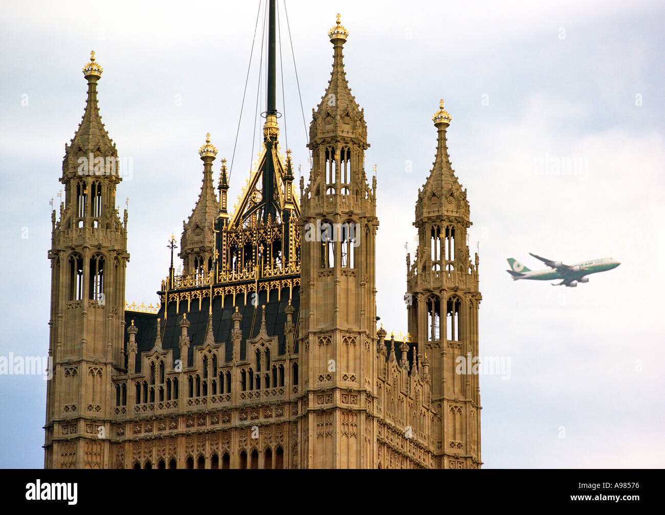 Un avion passe par les Chambres du Parlement à Londres Angleterre Royaume-uni Banque D'Images