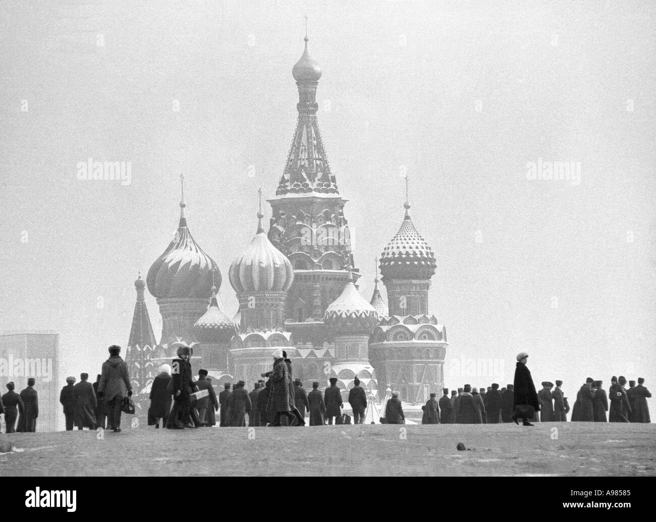 Les piétons en face de saint Basile, la cathédrale Saint-Basile sur la Place Rouge Moscou URSS en février 1988 Banque D'Images