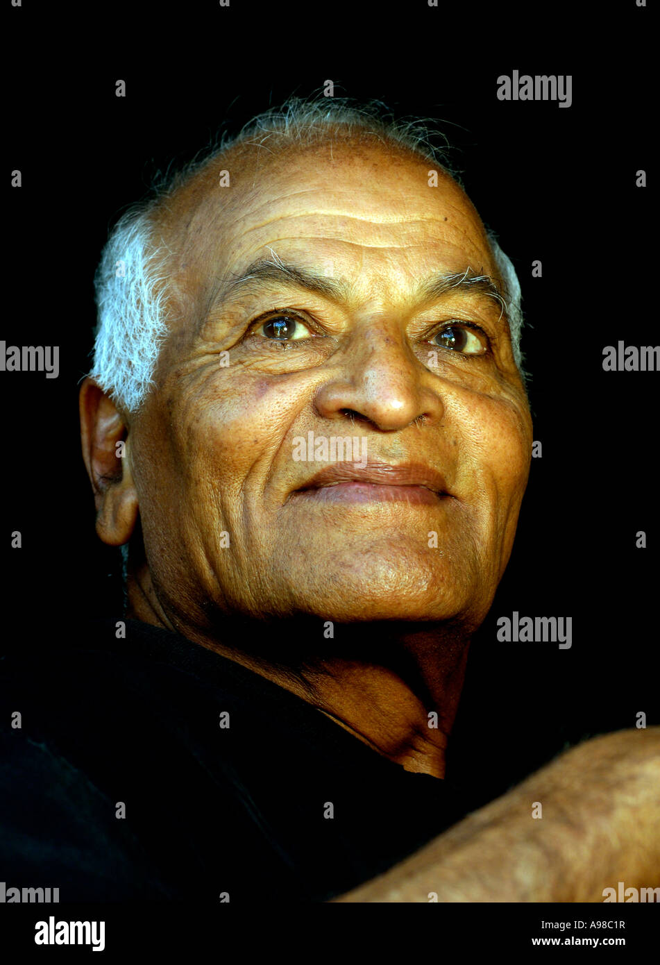 Satish Kumar, petite école Fondateur et relaxant à Hartland, écologiste, Devon , Royaume-Uni Banque D'Images