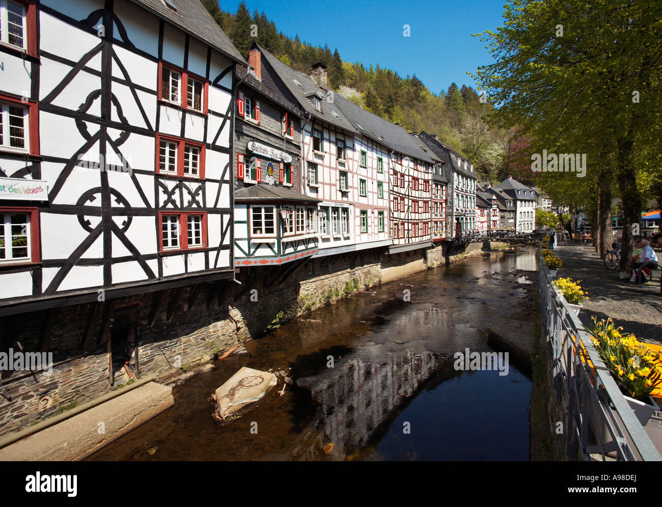 Maisons à colombages sur la Rur à Monschau dans la région de l'Eifel, Allemagne Banque D'Images Maisons à colombages sur la Rur à Monschau dans la région de l'Eifel, Allemagne Banque D'Images