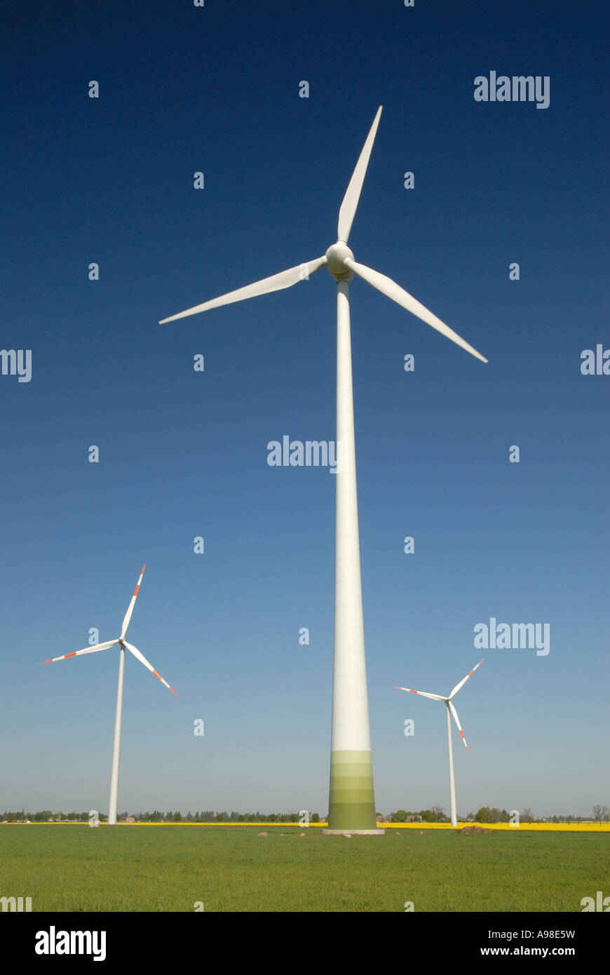 Éoliennes dans le nord de l'Allemagne Banque D'Images
