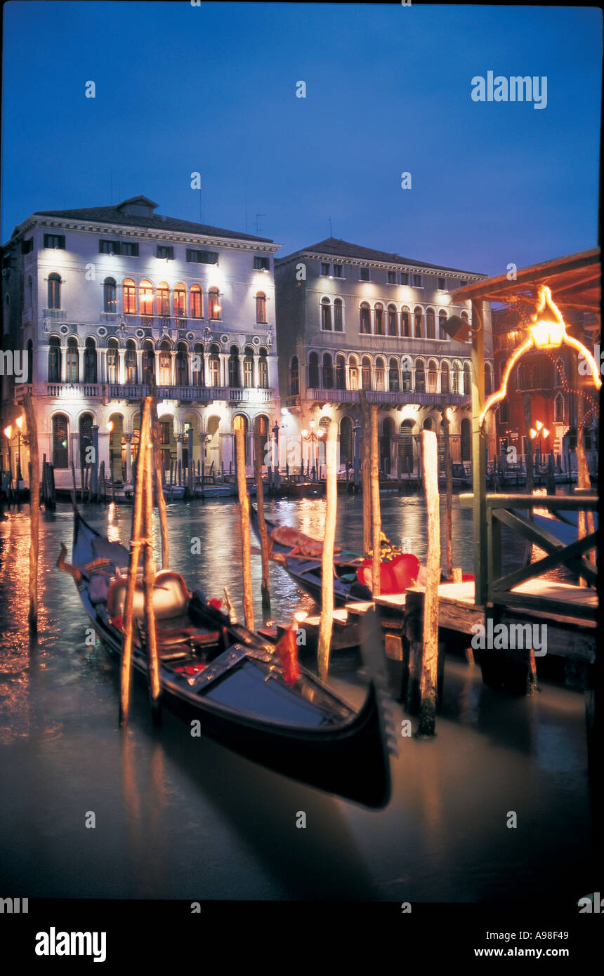 Gondoles à Venise Italie nuit Banque D'Images