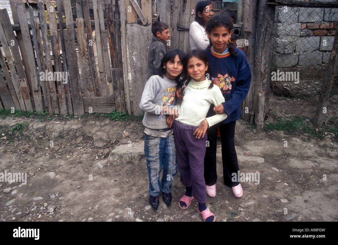 Cinq enfants gitans posent devant une clôture en bois dans leur village de Transylvanie [Soard], Roumanie. Banque D'Images