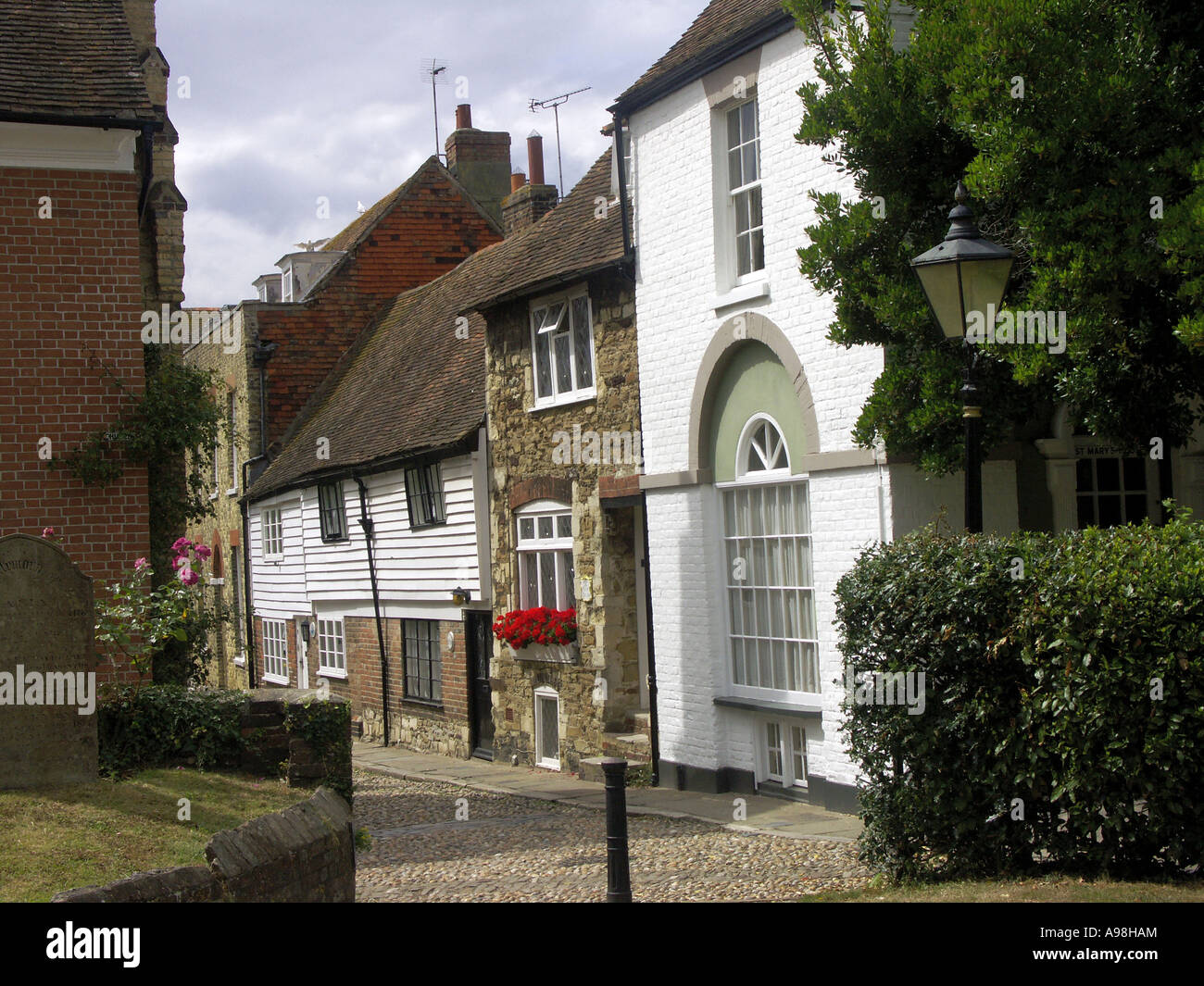 Rue Pavée, vue depuis le cimetière dans la région de Rye, East Sussex, England, UK, Royaume-Uni, Grande Bretagne, Banque D'Images