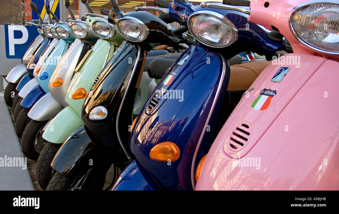 Rangée de scooters en stationnement sur une rue de ville de scooters sont de plus en plus populaires dans les villes à travers le monde Banque D'Images