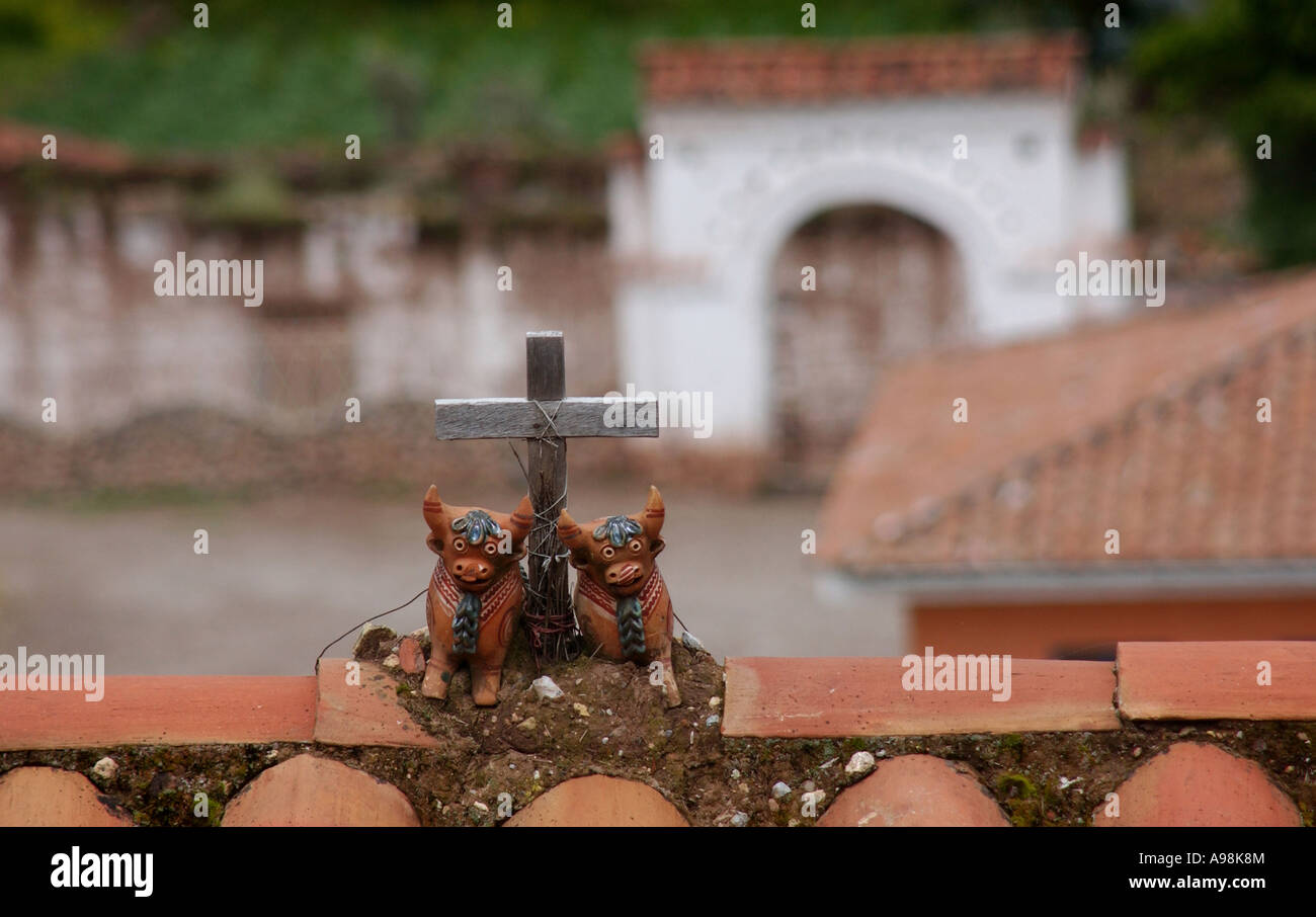 Les taureaux s'asseoir sur le dessus d'une chambre pour montrer le Péruvien connexion entre l'église catholique et de la famille au Pérou, Amérique du Sud Banque D'Images