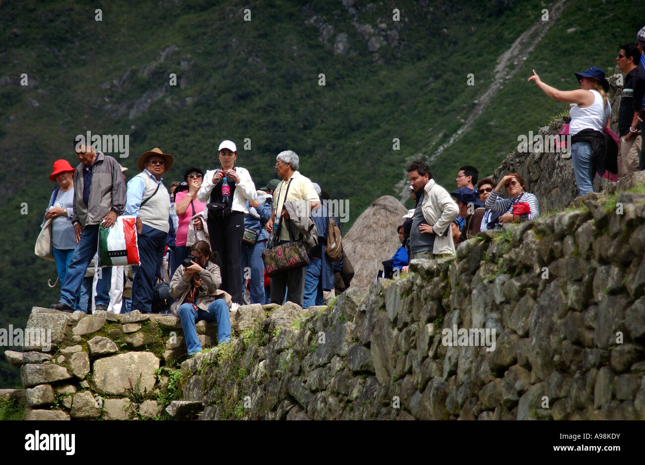 Les touristes se regroupent pour prendre des photos de l'ancien site inca de Machu Picchu au Pérou en Amérique du Sud Banque D'Images