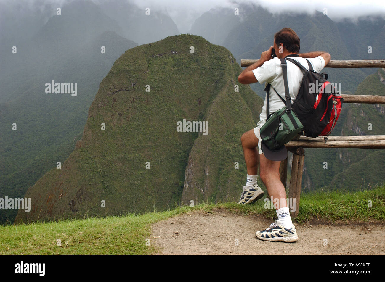 Le tourisme reste à prendre une photographie à l'ancien site inca de Machu Picchu au Pérou Amérique du Sud Banque D'Images
