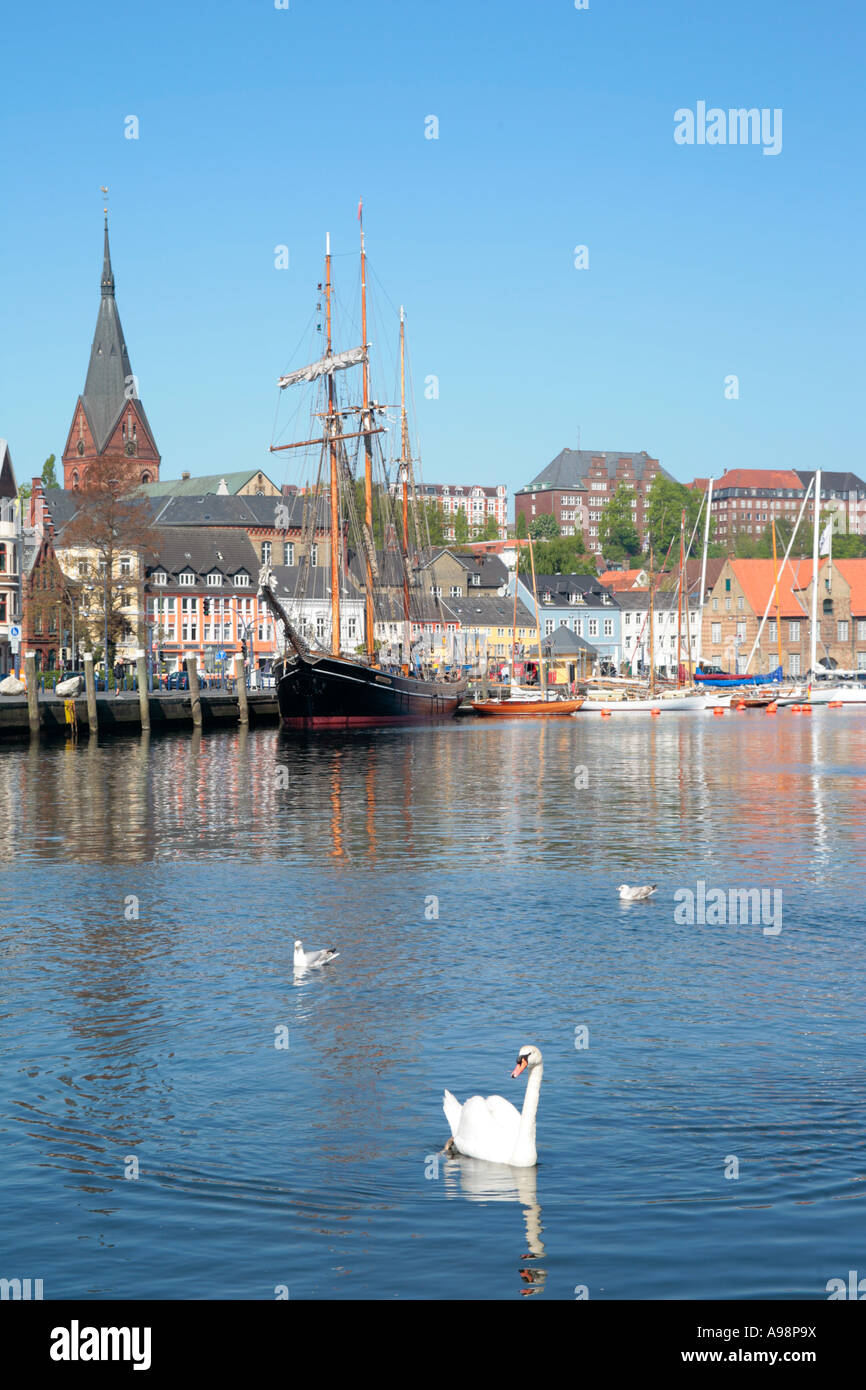 Front de mer au port de pêche de Flensburg en Schleswig Holstein dans le Nord de l'Allemagne Banque D'Images