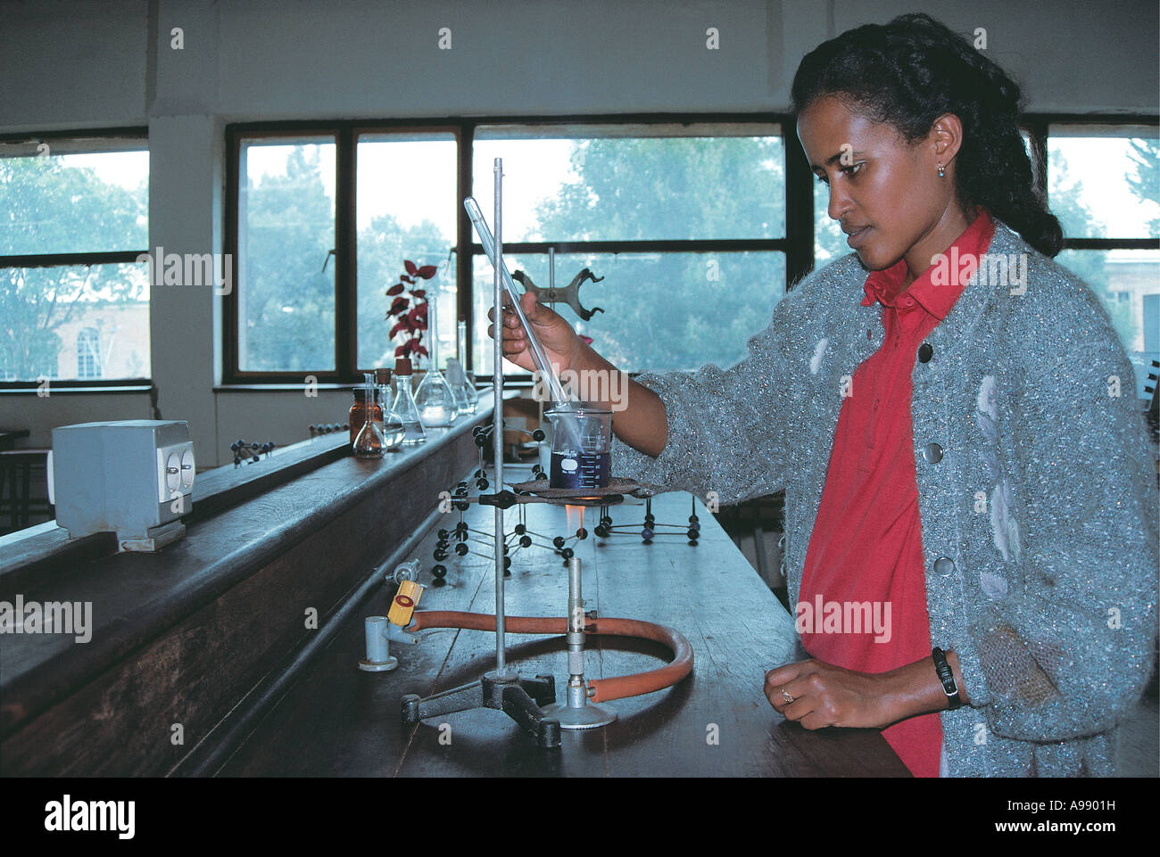 Études étudiant la chimie à l'Université d'Addis Ababa Ethiopie Banque D'Images