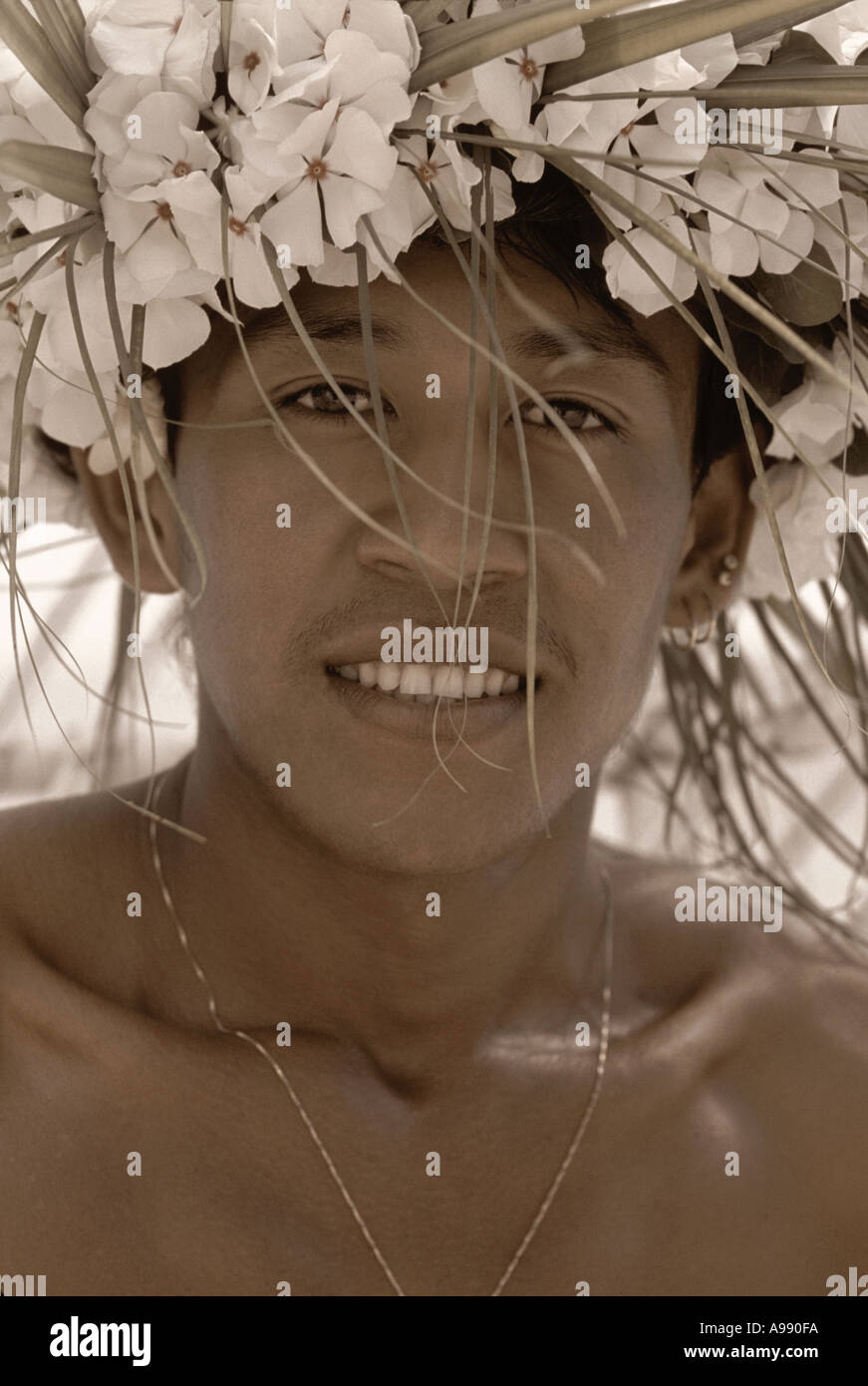 Portrait d'un jeune homme portant un headress traditionnel tahitien Banque D'Images