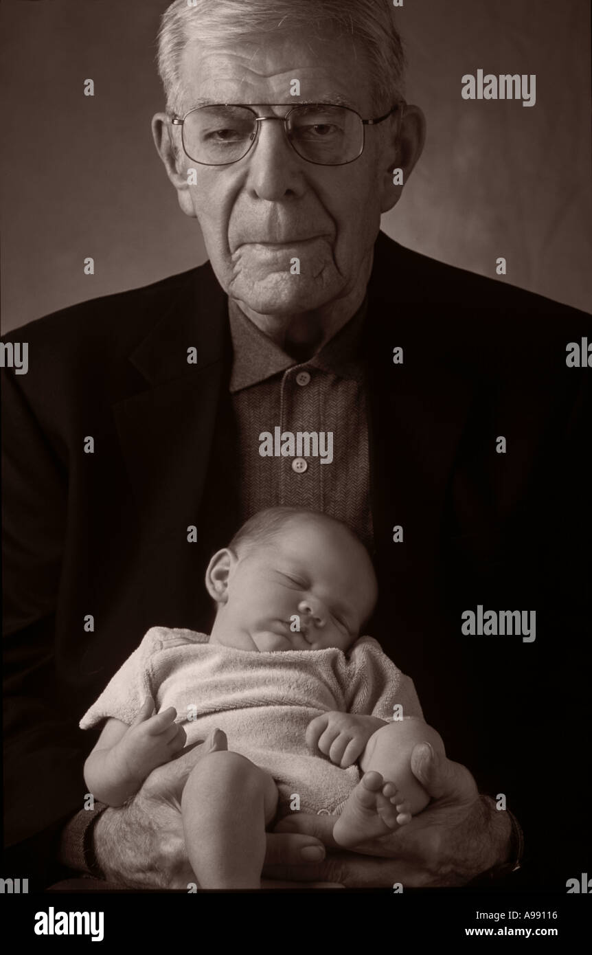 Portrait D Un Vieil Homme Tenant Son Arriere Petit Enfant Bebe Noir Et Blanc Photo Stock Alamy