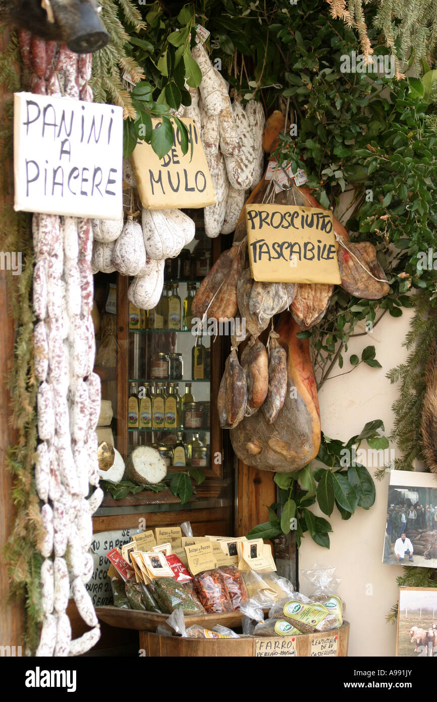 Afficher à l'extérieur de magasin d'alimentation gastronomie Ville de Norcia en Ombrie dans le parc national des Monts Sibyllins Italie Banque D'Images