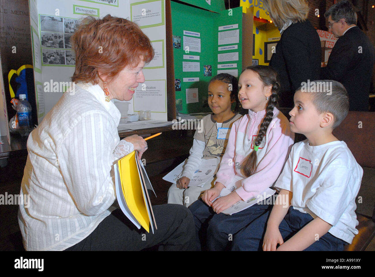 L'échelle de la ville de New Haven Expo-sciences. Les enfants expliquer leur pièce à un juge Banque D'Images
