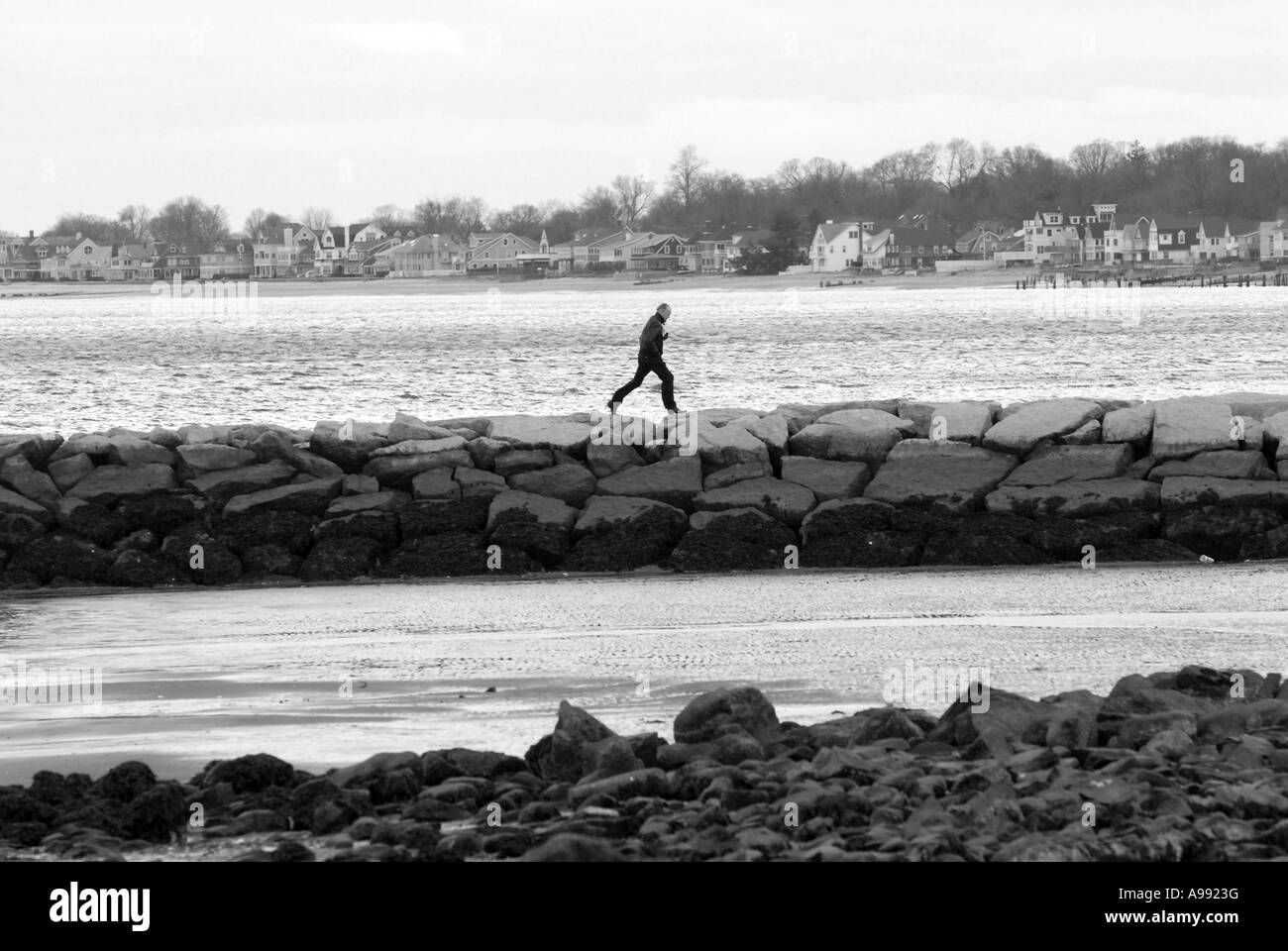 Un homme reprend sa course le long d'une jetée de Madison Wisconsin USA Banque D'Images