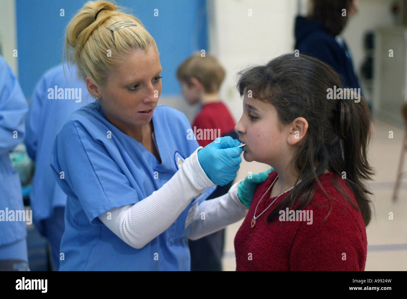 Un technicien dentaire prend une empreinte dentaire pour enfant Programme d'ID Banque D'Images