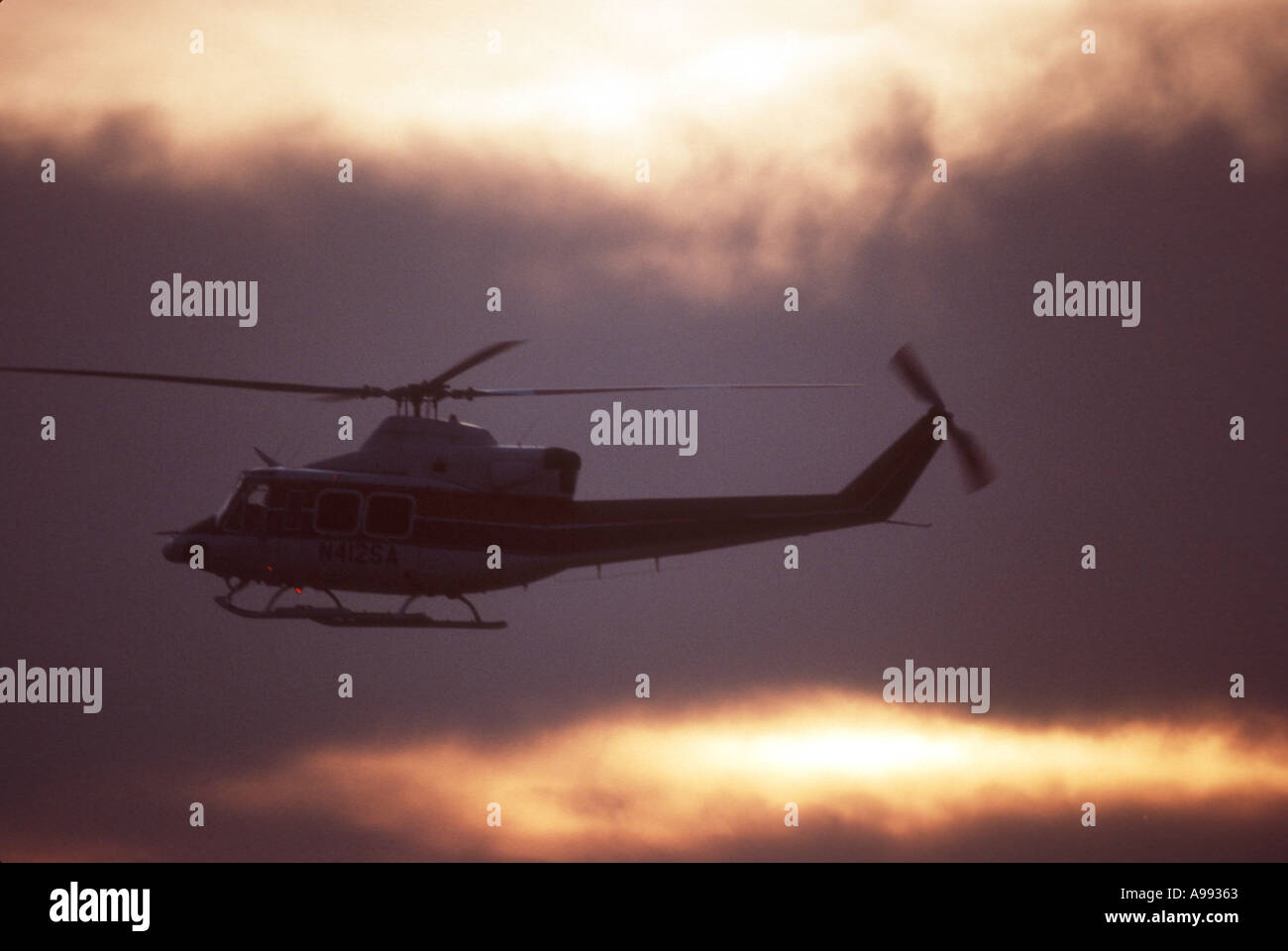 Vol en hélicoptère au coucher du soleil Banque D'Images