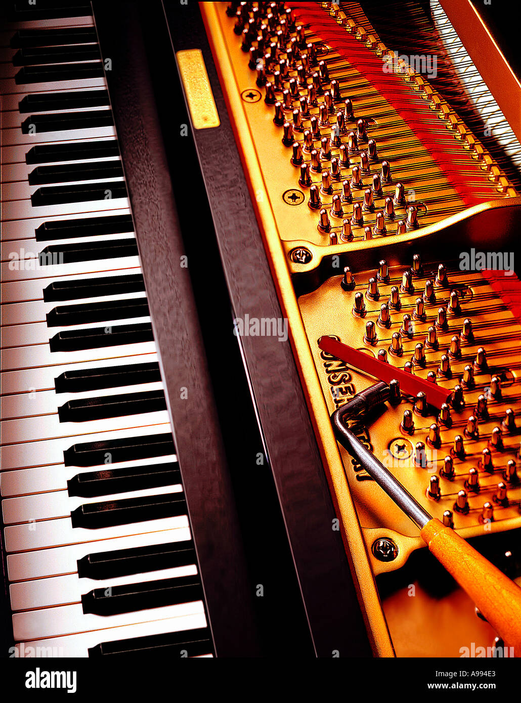 Gros plan d'une touche de piano mécanique de l'intérieur du conseil d'un  piano et d'un outil de réglage Photo Stock - Alamy