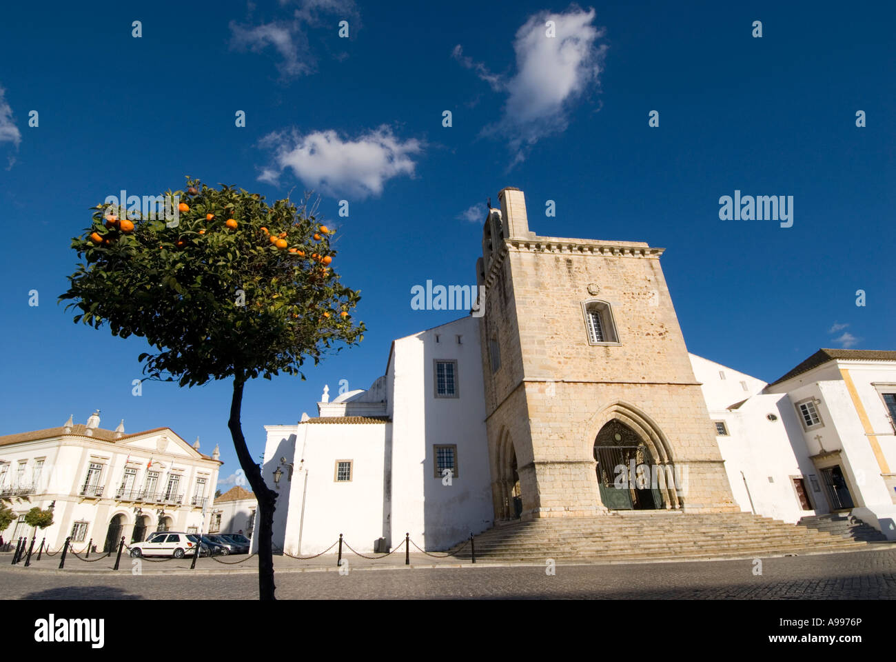 Catherdral sur le carré de Largo da Se de la vieille ville de Cidade Velha à Faro Portugal Banque D'Images
