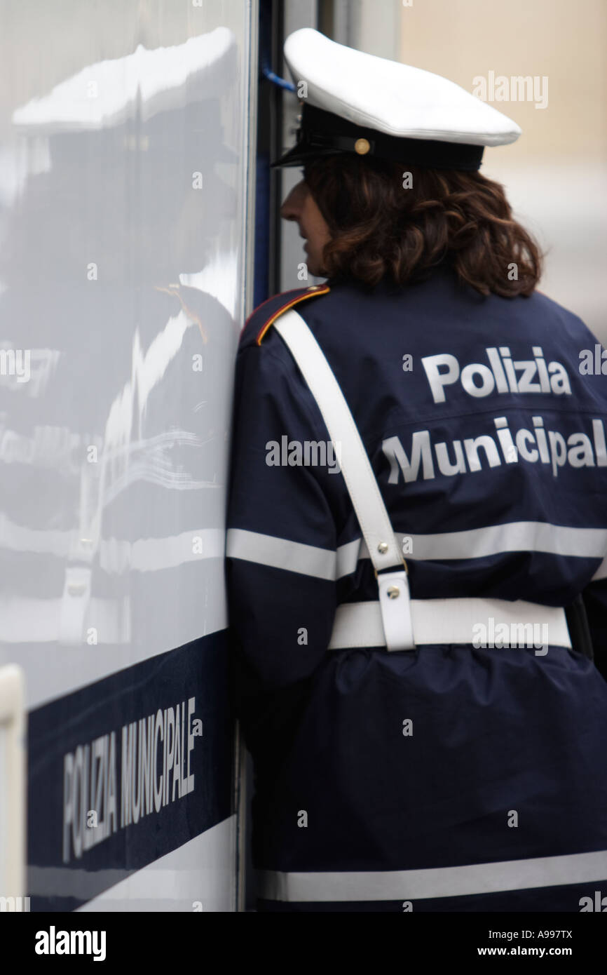 Une policière de la police municipale des pourparlers avec ses collègues sur la Place Saint Pierre à Rome, Italie. Banque D'Images
