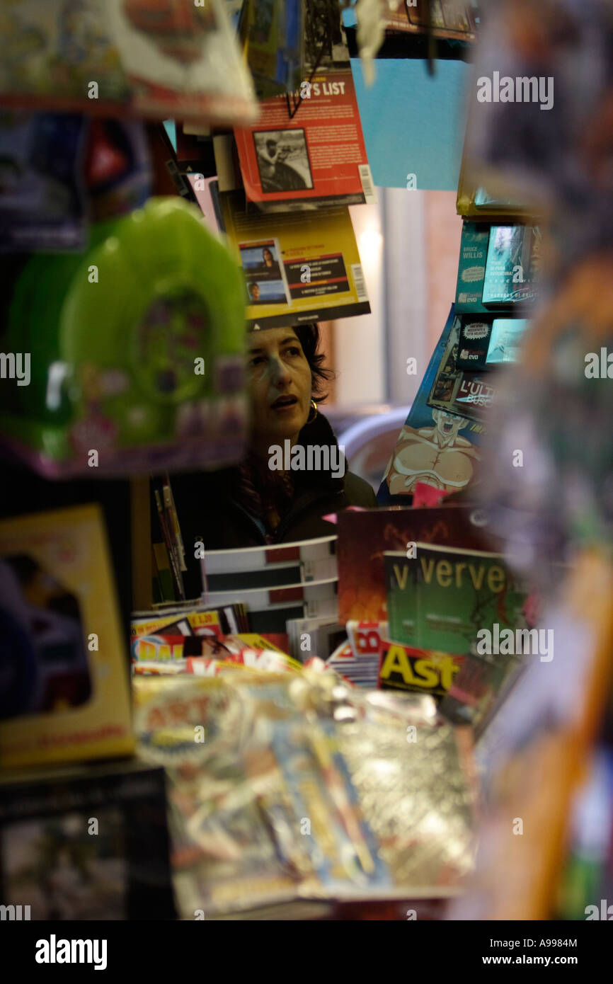 Regarde à travers un grand client de variétés nouvelles et magazines de divertissement à un kiosque à journaux à Rome, Italie Banque D'Images