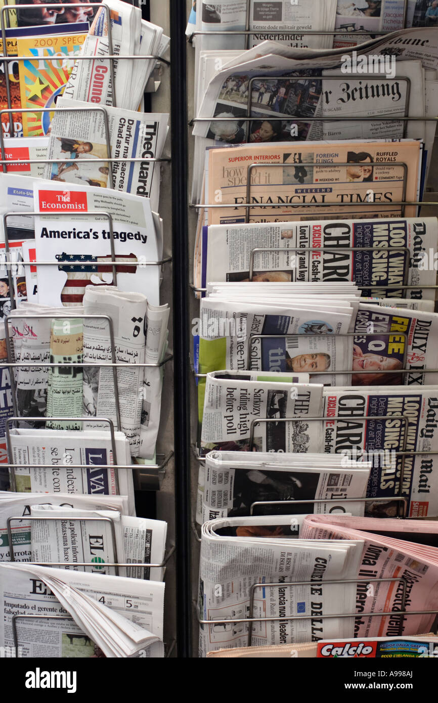 Journaux français et internationaux à un kiosque à journaux à Paris, France Banque D'Images