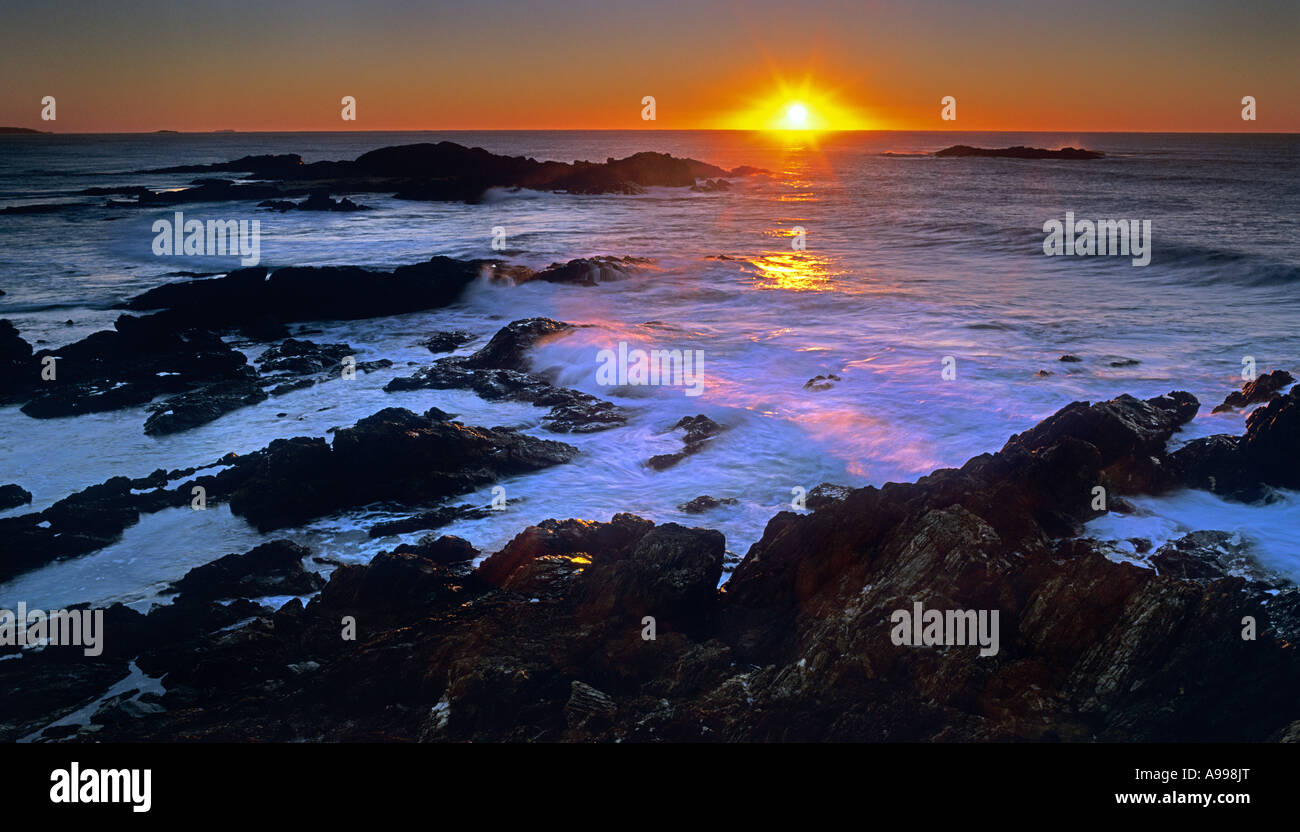 Un lever de soleil spectaculaire avec le soleil juste à l'horizon sur la côte de Sawtell regardant vers l'océan Pacifique, Nouvelle-Galles du Sud, Australie Banque D'Images