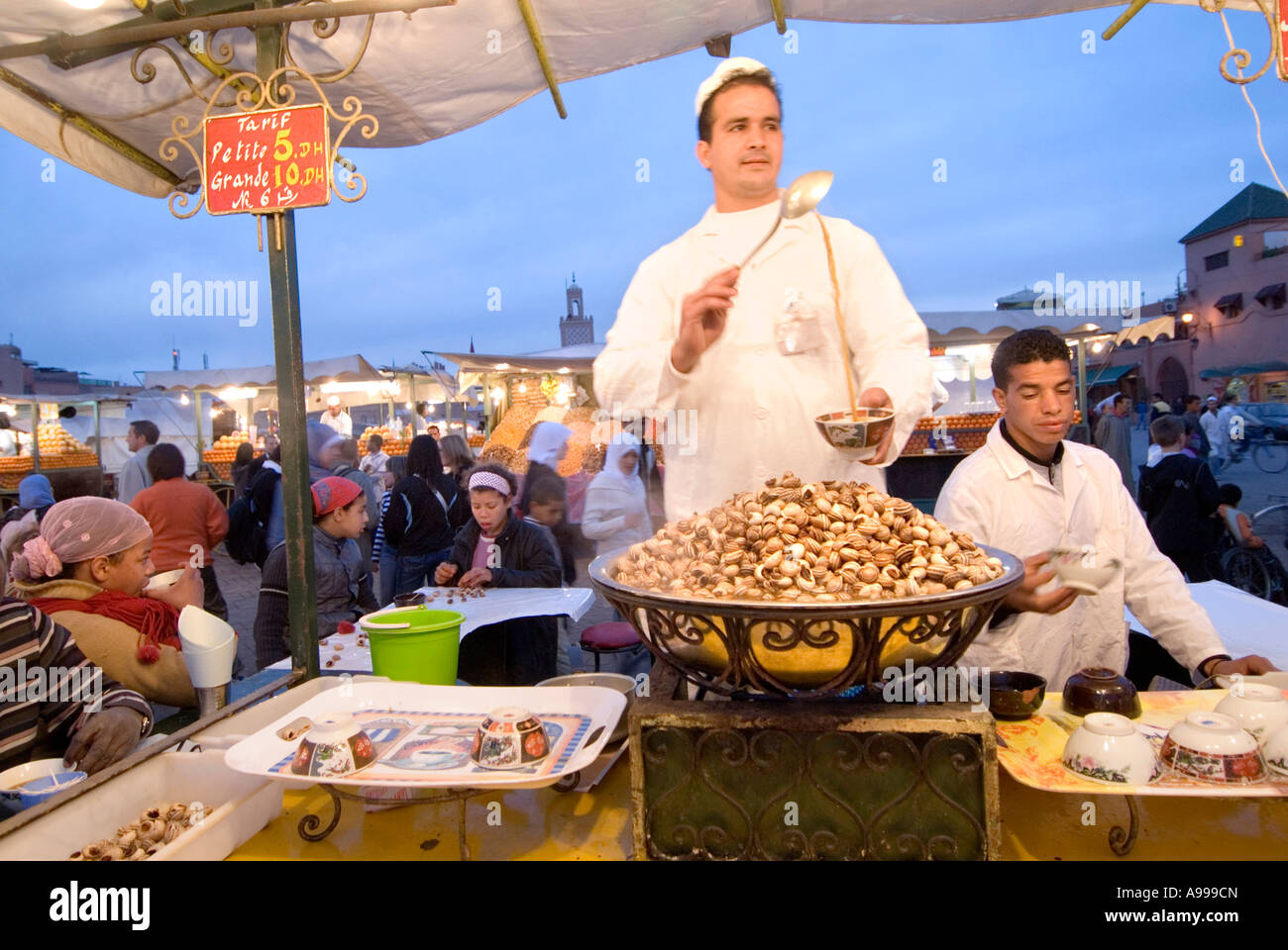 Open air food au service escargot ou soupe d'escargot sur la place centrale de Jemaa El Fna à Marrakech Banque D'Images