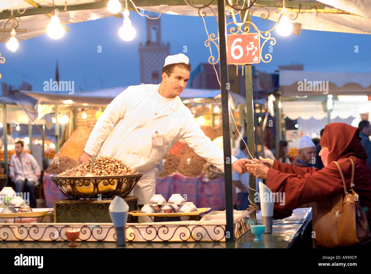 Open air food au service escargot ou soupe d'escargot sur la place centrale de Jemaa El Fna à Marrakech Banque D'Images
