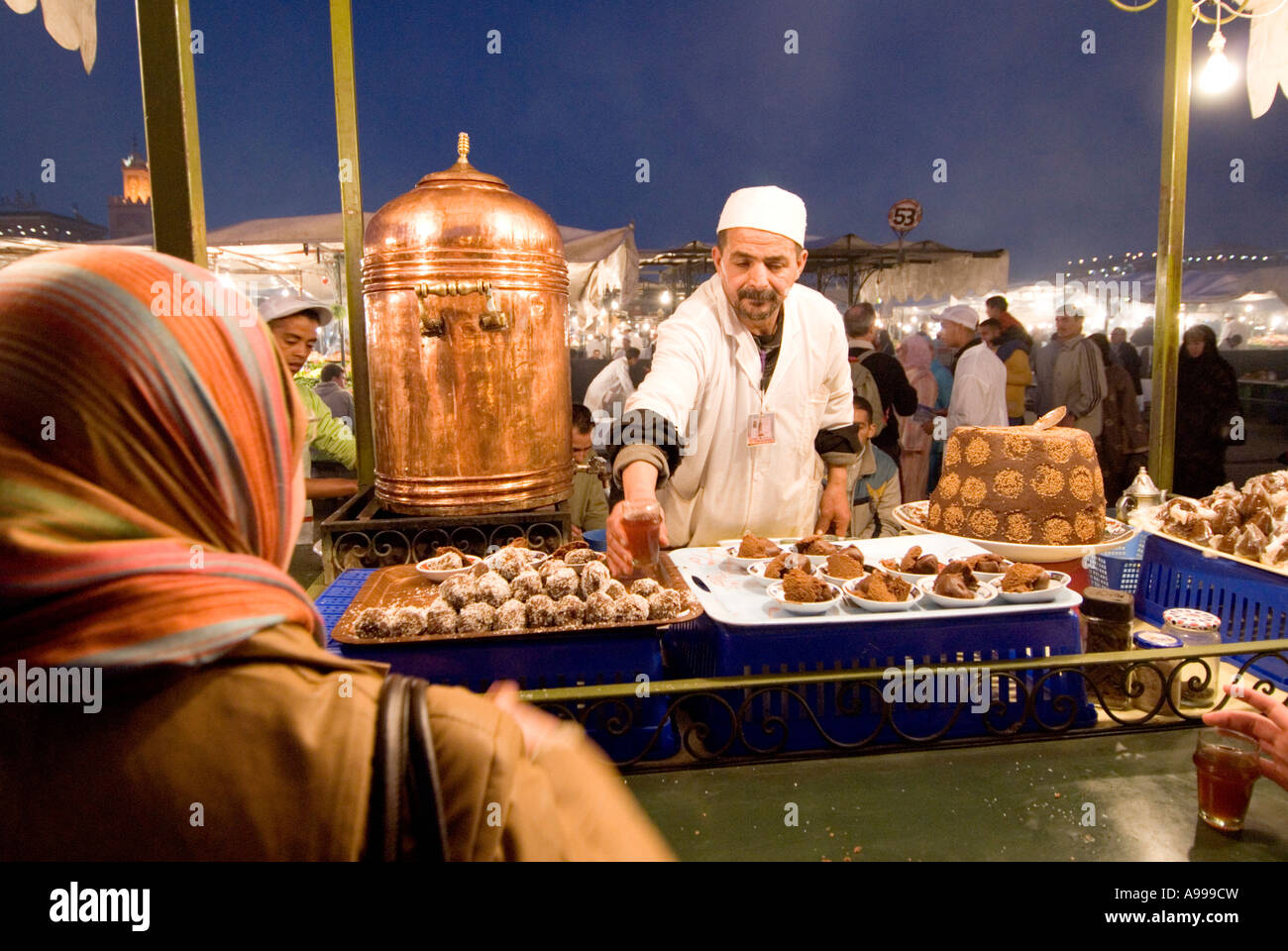 Open air food au service thé épicé, sur la place principale de la Place Djemaa El Fna à Marrakech Maroc Banque D'Images