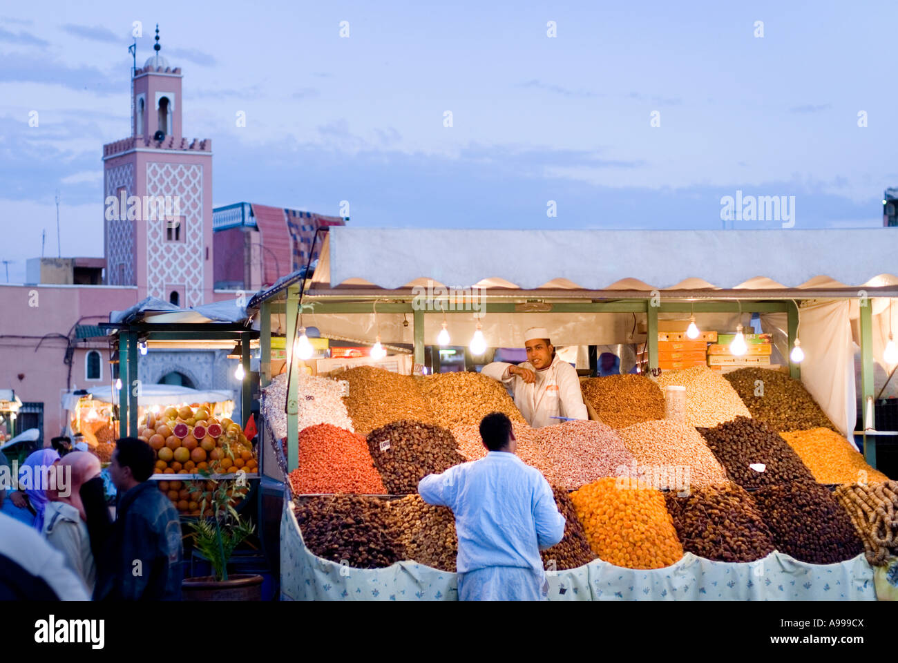 Open air food vendor vendre les fruits séchés et les noix sur la place centrale de Jemaa El Fna à Marrakech Maroc Banque D'Images