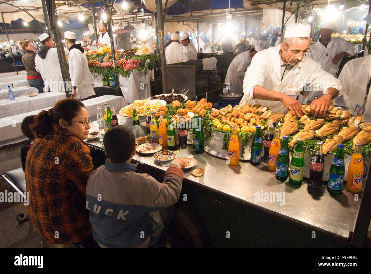 Open air food au service du poisson frit sur la place centrale de Jemaa El Fna à Marrakech Banque D'Images